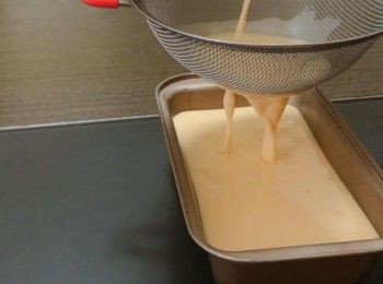 step4: 把混合物過篩兩次使蛋液更幼滑，然後把蛋液倒入焦糖模中。
