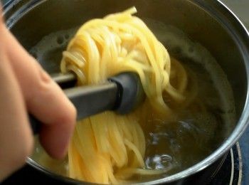 step3: 煮一鍋水，放入1大匙鹽後放入義大利麵煮約8-9分鐘後取出