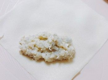 step2: 把春卷皮以菱形擺放，在菱形下方以長方形的形狀放上蝦膠。在菱形下方向上摺，左右兩邊摺起，再卷起。