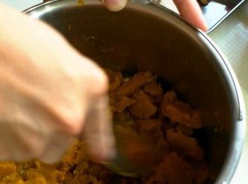 step2: 南瓜切塊放入電鍋蒸20分鐘，去掉表皮後把果肉的部分壓成泥