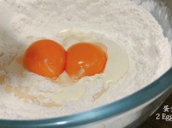 step2: 在碗中加入高筋麵粉、砂糖、鹽、煉奶、蛋黃、淡忌廉，輕輕攪拌。