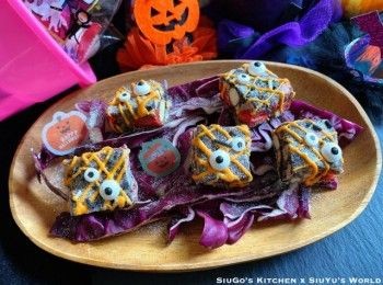 step11: 唧上朱古力漿，放上大小各一粒的糖珠眼晴，放涼，即成。