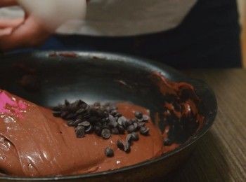 step6: 加入朱古力粒輕輕拌勻。