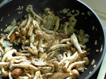 step5: 洋蔥呈現半透明後加入鴻喜菇、香菇、黑胡椒粉、乾燥羅勒拌炒均勻