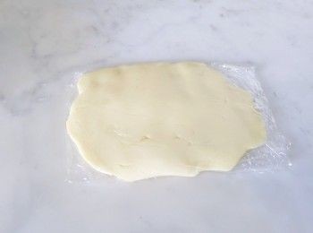 step4: 用保鮮紙包裹保持濕潤。。靜代十至十五分鐘。