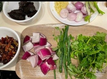 step2: 用醃料醃雞件一小時，薑切薑米，其他切件備用，烹調步驟可以睇片。