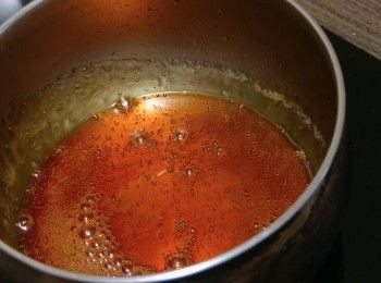 step1: 把砂糖放入鍋中，加入水，用小火煮至沸騰，當糖水變成深啡色後，關火並加入熱水，做成焦糖並倒入模中，放入雪櫃冷藏降溫。