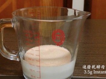 step1: 把酵母加入鮮奶再加入3克糖拌勻，然後靜置一會直至表面形成一層氣泡。