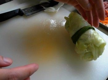 step4: 用高麗菜葉將材料卷裡包住，用一根蔥打結固定