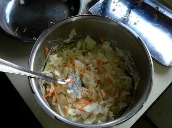 step2: 麵粉、水、高麗菜、胡蘿蔔、柴魚片拌勻成麵糊