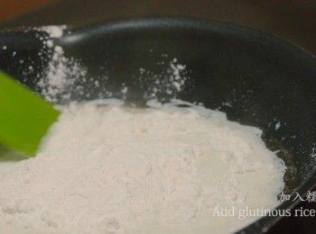 step2: 把糯米粉加入鮮奶，迅速拌勻至稠身，過程中糯米粉會輕微結塊。