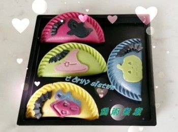 step11: 將剩餘粉團碌平。。用壓模印出花紋。。再用食用膠水貼上。。