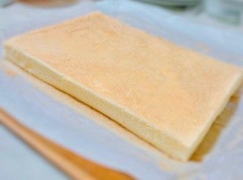 step9: 放涼後切走四邊，塗上芋混，卷好放入雪櫃冷藏一晚。