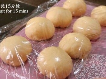 step6: 把發酵好的麵團用手按壓把空氣排出，然後平均分成8份，把每個小麵團摺疊並滾成圓形，蓋上保鮮膜讓麵團鬆弛15分鐘。