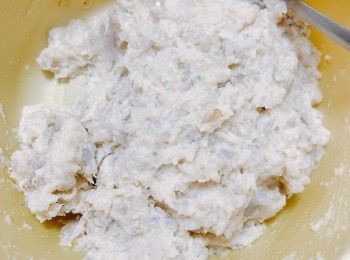 step1: 把所有<span class="group_2">調味料</span>及蟹粉加入蝦膠，並撻成膠狀呈黏性。(做呢個步驟會好味好多，爽口彈牙)