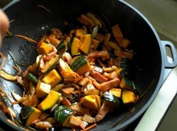 step3: 加入醬油、米酒、味醂炒出香氣後放入南瓜塊拌炒均勻