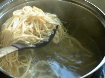 step1: 昆布泡開，煮一鍋水放入昆布與干絲，燙約2-3分鐘後取出