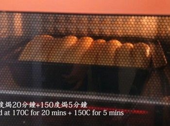 step10: 把焗爐預熱170度10分鐘，放入麵團170度焗20分鐘，然後下火調底至150度焗5分鐘。把出爐的排包脫膜即可。