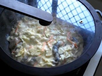 step5: 轉小火蓋上鍋蓋悶煮5-8分鐘