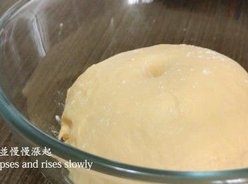 step5: 把麵團整成圓型，放入碗中並蓋上保鮮膜，在室溫約25度發酵45分鐘，發酵好的麵團發大2倍，用手指按下麵團會凹陷並慢慢漲起。