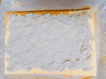 step10: 塗上芋混，卷好放入雪櫃冷藏一晚。