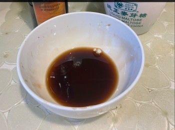 step9: 3. 燒紅鑊中大火，下橄欖油，無鹽牛油，放下金蠔轉慢火煎至兩面金黃，下黑色醋汁，轉大火收汁(約2分鐘)，盛起。