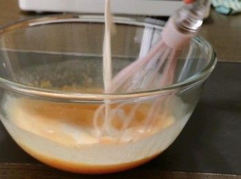 step3: 把鮮奶和淡忌廉倒入鍋中用小火煮至60°C，然後把混合物繼少加入至蛋液，再加入雲呢拿油拌勻。