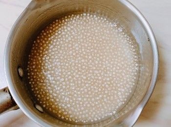 step2: 煮滾300ml水，加入西米露煮20分鐘，再熄火焗30分鍾變到完全透明。再把西米加入冰水浸10分鐘，瀝水備用。