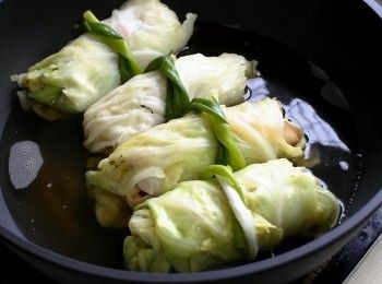 step5: 鍋中倒入200cc罐頭高湯以及300-400cc水，放入高麗菜捲後蓋上鍋蓋小火悶煮10分鐘