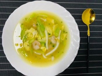 step4: 水開後放煎好備用的雞蛋，再次煮開後加入適量的鹽和一點點生抽，即可出鍋