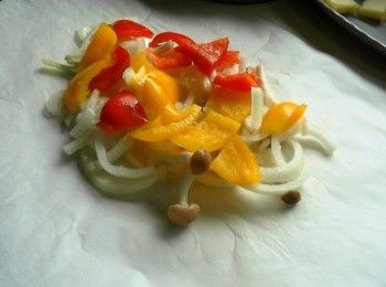 step1: 烘焙紙鋪底，先放上洋蔥絲、甜椒、鴻喜菇、玉米筍