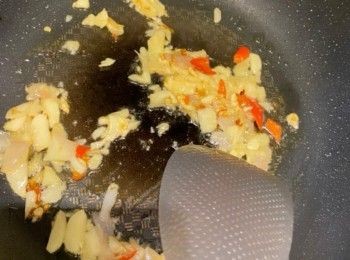 step3: 燒熱平底鍋，下1湯匙油以中火將蒜葱等香料炒至出味。