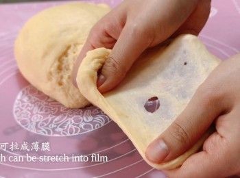 step4: 在桌上撒上少許麵粉，用手揉搓麵團10分鐘，直至麵團可以拉成一層薄膜。