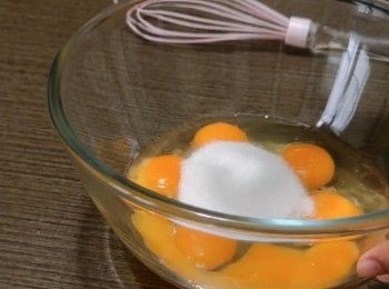 step2: 把蛋黃、雞蛋和砂糖拌勻備用。