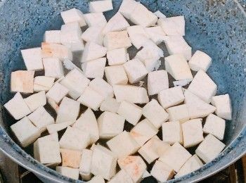 step1: 把芋頭切粒備用。