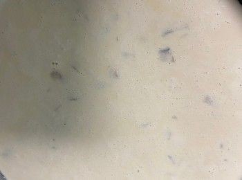 step3: 大火燒開，加入掃興酒，最後用來料理機打碎蘑菇，海鹽黑胡椒調味