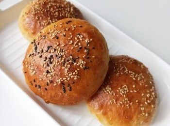 step2: 麵團面上放芝麻，再塗上蛋黃液。
焗爐預熱，160度焗20分鐘，搞掂