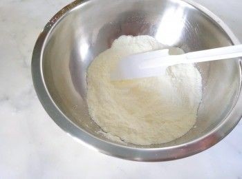 step1: 將粉類過篩撈勻。。