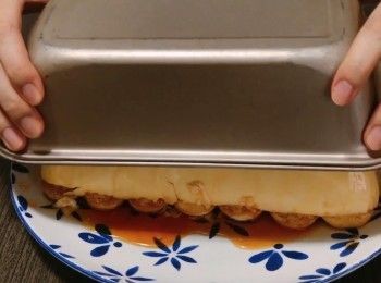 step7: 把焦糖<span class="group_1">布丁</span>待涼，放入雪櫃冷藏3 小時，然後脫模切件食用。