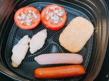 step4: 把薯餅、牛角包、蕃茄、香腸（無需解凍）以180度氣炸6分鐘