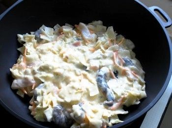 step4: 熱鍋加油，趁鍋子還冷的時候倒入所有麵糊並用湯匙塑形