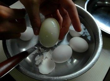 step5: 在冰水中浸泡10分鐘後即可剝殼