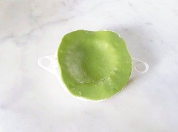 step7: 放入餃子模。。