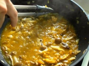 step6: 放入南瓜泥拌勻，加入約200-300cc的煮麵水拌勻