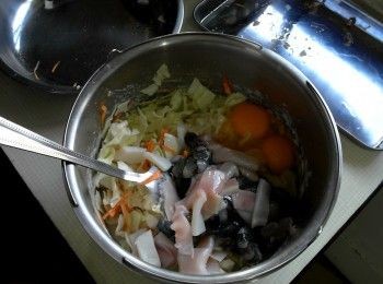 step3: 麵糊加入中卷、蝦仁、雞蛋攪拌均勻