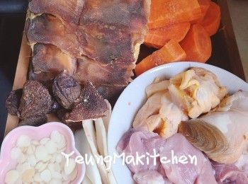 step1: 螺頭洗淨, 放入滾水中, 加入數片薑片汆水，汆水後用冷水洗淨; 豬肉汆水備用 ; 粟米洗淨切件；紅蘿蔔洗淨去皮切件 ; 無花果洗淨切半 ; 南北杏洗淨浸水約15分鐘備用。響螺浸至軟身後剪成小塊備用。其他材料洗淨備用。