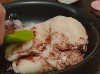 step4: 加入糖、鹽、可可粉拌勻，讓麵團完全吸收。