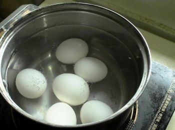 step2: 煮一鍋水，水滾後放入雞蛋(不須先退冰)，計時六分半