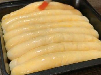 step9: 把發酵好的麵團表面塗上蛋液，蛋液由一隻蛋黃加入一湯匙鮮奶拌勻而成。