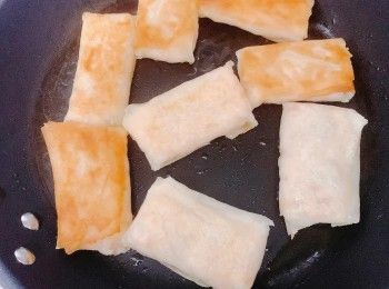 step3: 在平底鑊燒熱油半煎炸春卷，先煎收口位一面至金黃色，再返轉煎另一邊至金黃色。